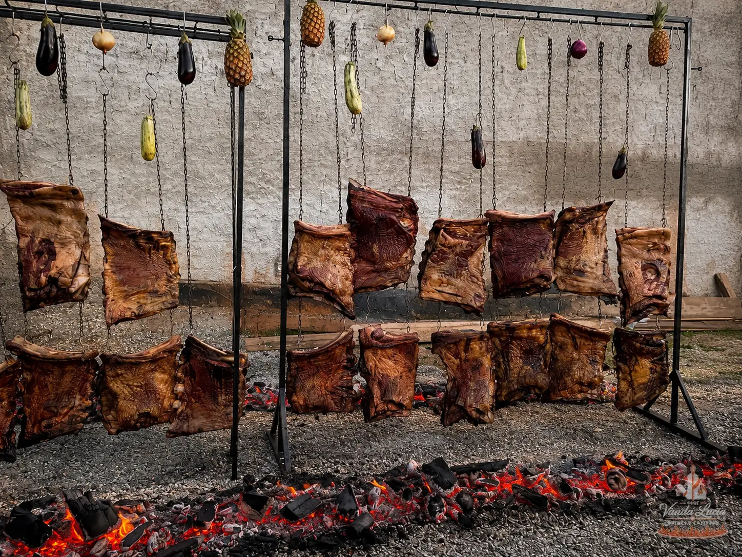 Mesa de churrasco montada para convidados